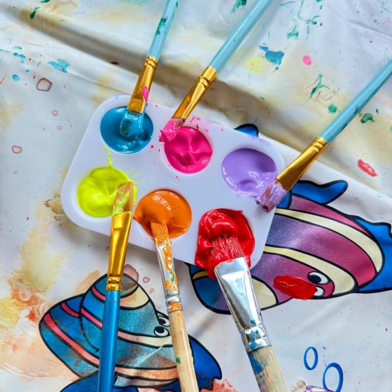 Kreativität und Basteln Bunte Mal- und Bastelmaterialien mit Pinseln, Farben und weiteren Utensilien.